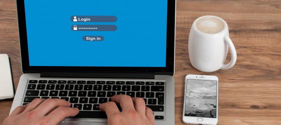 inserimento credenziali su pc, immagine di mani sulla tastiera