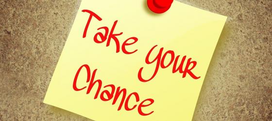 post it giallo con scritta in inglese take your chance