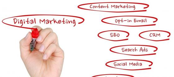 grafica con mano che mette dei ciroli con pennarello rosso su parole inerenti il digital marketing