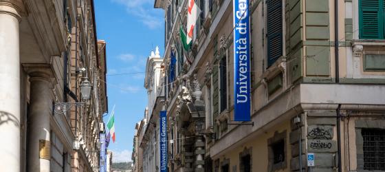 fotografia strada di genova, via balbi, dove c'e' la sede amministrativa dell'ateneo con striscione blu verticale riportante l'indicazione università di genova