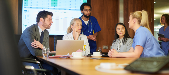 riunione di dirigenti in sala riunioni