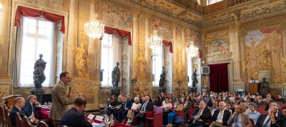 Relatore che parla al pubblico durante un convegno in aula magna di Balbi V.