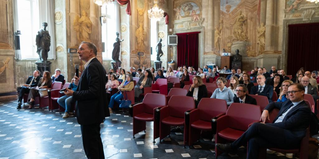 Relatore che parla davanti al pubblico seduto nell'aula magna di Balbi V